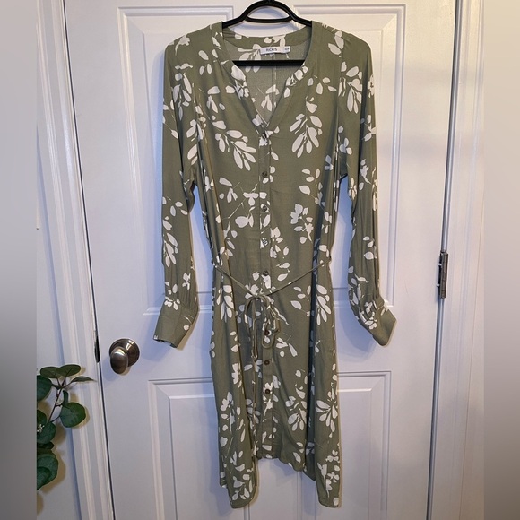 Ricki's Green Sheath Dress with Cuffed Long Sleeves and V-Neck - Picture 1 of 7